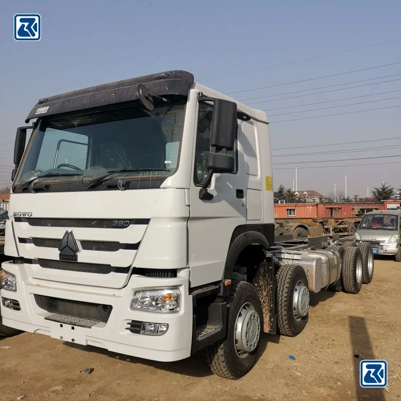 Vue latérale d'un camion cargo HOWO 6x6 blanc montrant le profil des pneus et la cabine du conducteur avec l'unité de climatisation sur le dessus.