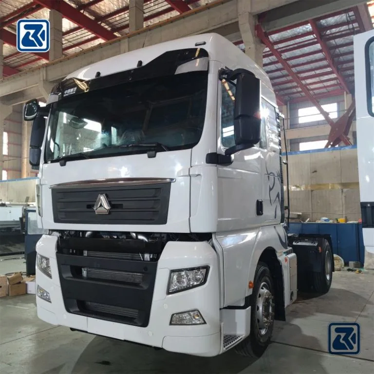 Vue frontale d'un camion tracteur SITRAK 4X2 dans une chaîne de montage, mettant en évidence le design moderne de la cabine.