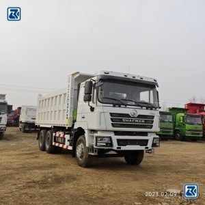 Vue avant du camion-benne Shacman F3000 6X4 - assemblage avant robuste et compartiment moteur puissant.