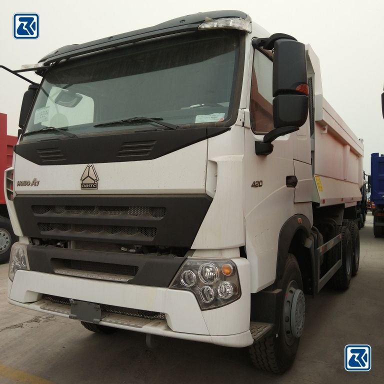 Camion-benne HOWO, vue avant montrant les phares et la calandre