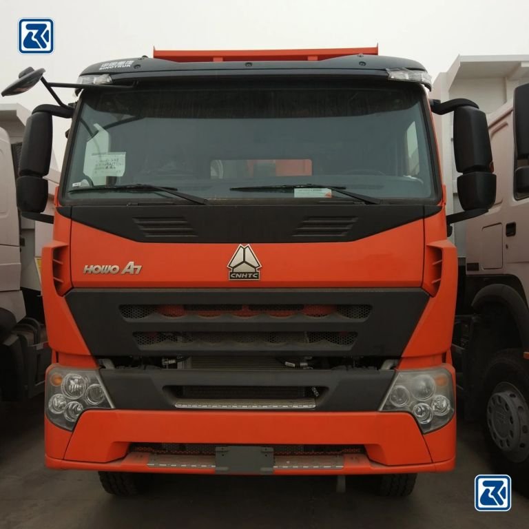 Vue avant d'un camion-benne HOWO A7 de HOWO Special Truck Ltd
