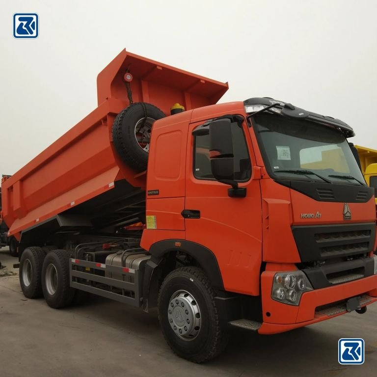 Camion-benne HOWO orange avec plateau surélevé, vue latérale