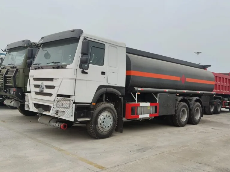 Quelle est la capacité du réservoir de carburant des camions-citernes HOWO ?