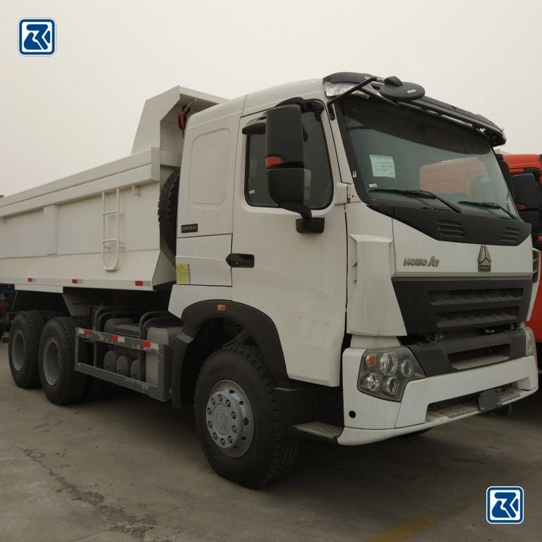 Camion-benne HOWO garé sur un terrain, vue de face et de côté
