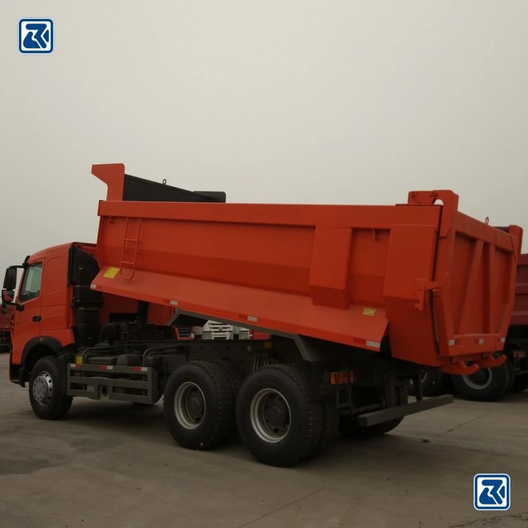 Camion-benne HOWO à plateau surélevé, vue arrière et latérale
