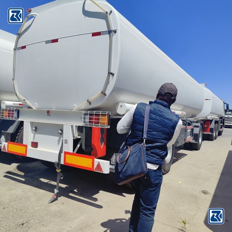 Préparation du camion-citerne HOWO avant le ravitaillement en carburant