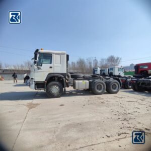 Quelle est la capacité de remorquage des tracteurs routiers HOWO ?