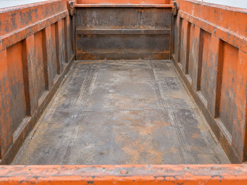 Intérieur de la benne d'un camion benne HOWO montrant la largeur intérieure et la hauteur de ridelles pour le volume de chargement